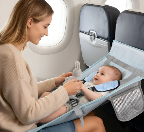 Die ergonomische Flugsitzhalterung, die die Wirbelsäule Ihres Babys schützt und Ihnen beide Hände zurückgibt.