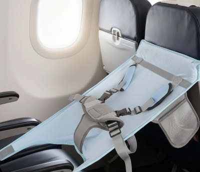Die ergonomische Flugsitzhalterung, die die Wirbelsäule Ihres Babys schützt und Ihnen beide Hände zurückgibt.