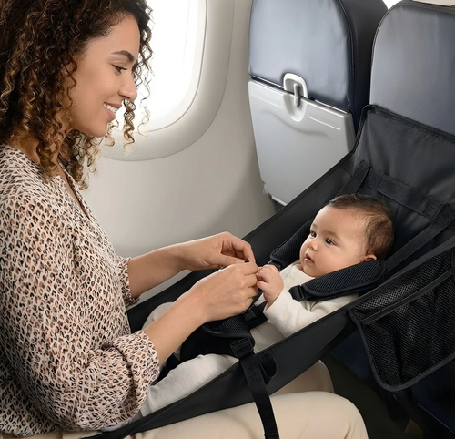Die ergonomische Flugsitzhalterung, die die Wirbelsäule Ihres Babys schützt und Ihnen beide Hände zurückgibt.
