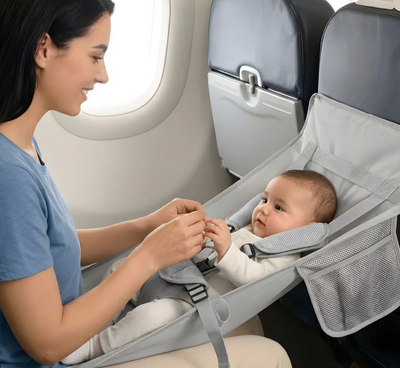 Die ergonomische Flugsitzhalterung, die die Wirbelsäule Ihres Babys schützt und Ihnen beide Hände zurückgibt.