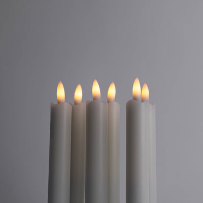 Sechs weiße LED-Stabkerzen von Velora Flamme mit warm leuchtender 3D-Flamme