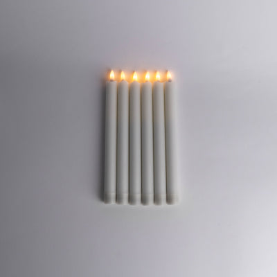 Sechs leuchtende Velora Flamme Stabkerzen von oben fotografiert