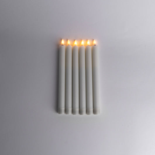 Sechs leuchtende Velora Flamme Stabkerzen von oben fotografiert