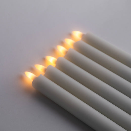 Sechs Velora Flamme Kerzen schräg angeordnet mit warmem Flammenlicht