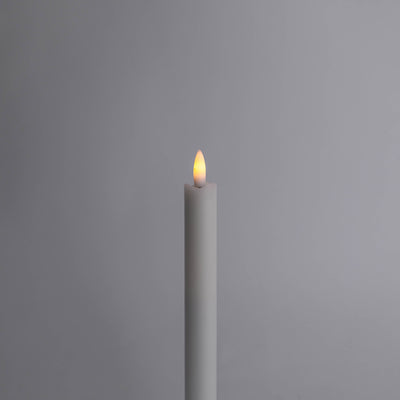 Einzelne Velora Flamme Stabkerze mit warm leuchtender Flamme