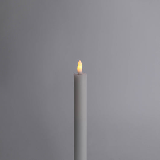 Einzelne Velora Flamme Stabkerze mit warm leuchtender Flamme