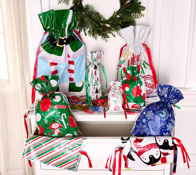 Geschenkbeutel in verschiedenen Größen und Weihnachtsmustern mit Kordel und Anhängern